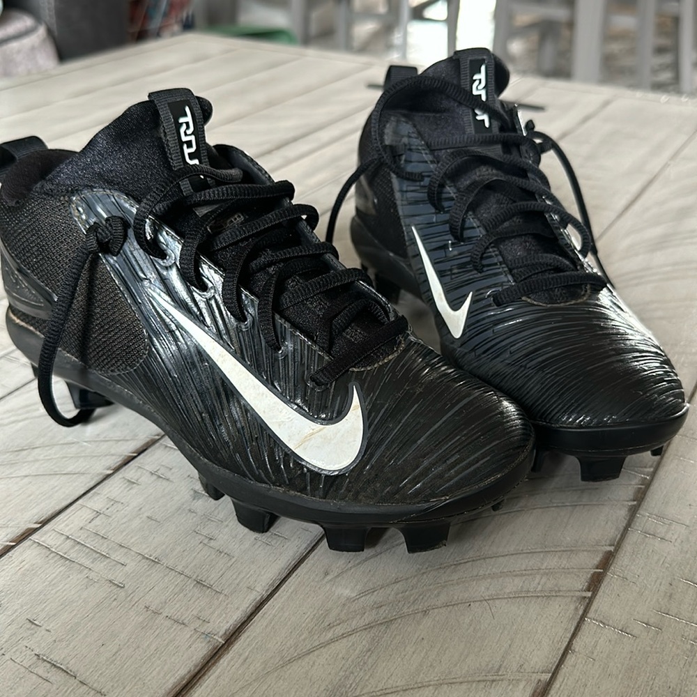 Nike size 6Youth Trout cleats black and white